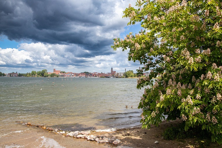 Zicht op Waren aan het meer van Muritz foto sybylle kroon 2 - vk